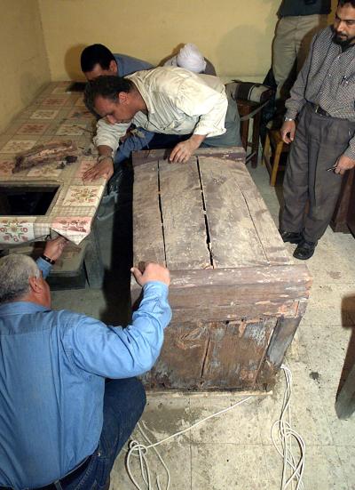 El sarcófago fue hallado en una de las más de 20 tumbas hechas con ladrillos de barro que Hawass dijo pertenecían a dirigentes que vivieron entre los años 3100 y 2890 antes de Cristo, en la Primera Dinastía egipcia. 

'Continuaremos las excavaciones para revelar más cosas sobre las tumbas de las autoridades que gobernaron Egipto en el reinado de la Primera Dinastía', informó Hawass.