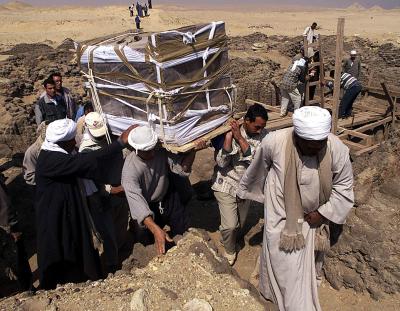 Los huesos estaban cubiertos por una resina utilizada habitualmente en los procesos de momificación, además de tener restos de piel. 

'Esta es (...) la prueba más antigua de momificación en Egipto', dijo Zahi Hawass, jefe de antigüedades de Egipto.