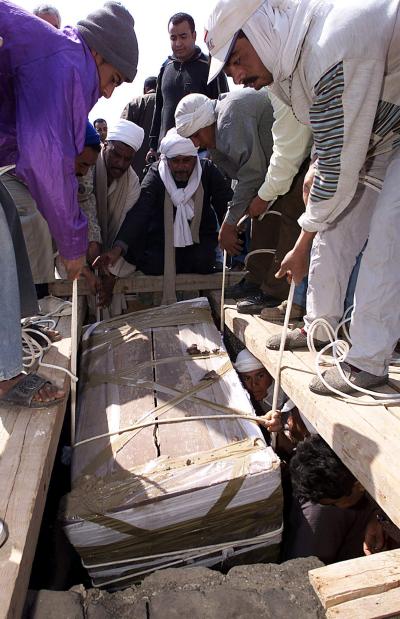 Arqueólogos egipcios abrieron el fin de semana un sarcófago de madera de 5.000 años de antigüedad en un desierto cerca de El Cairo y encontraron una pila de huesos que, según afirman, es la prueba más antigua de momificación humana en Egipto.