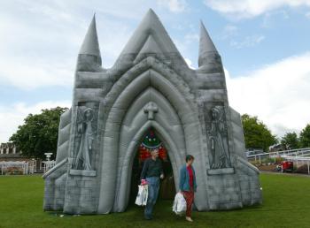 De unos 14,33 metros desde la base hasta la torre, 14,33 metros de largo y 7,60 de ancho, el templo debutó en la Exhibición de Recursos Cristianos en el Centro de Exhibiciones de Sandown Park en Esher, un suburbio al oeste de Londres