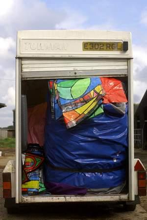 El alquiler del templo, que se transporta en una furgoneta, cuesta unas 2.000 libras (3.200 dólares) por día. Su valor de compra es de 21.700 libras (34.700 dólares).