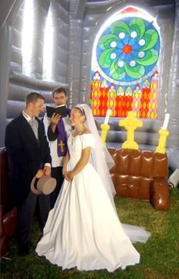 La estructura tiene capacidad para unas 60 personas de pie y también trae velas inflables y ventanas con imitación de vitrales.