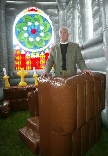 Después que se infló el templo, el pastor anglicano Michael Elfred ofreció una ceremonia inaugural. 'En la Iglesia necesitamos tratar de llegar a la comunidad', dijo el pastor. 'De un modo divertido este templo inflable podría ayudar a algunas comunidades cristianas a lograr precisamente ese objetivo'.