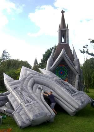 Un templo inflable recibió el martes a sus primeros feligreses y su propietario dice que está suscitando interés en varios puntos del mundo.