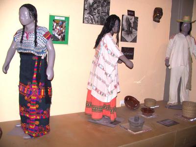 También cuenta con una sala de exposiciones temporales, auditorio para 200 personas, librería, biblioteca con más de 2000 títulos, aula de servicios educativos, cafetería y oficinas administrativas.