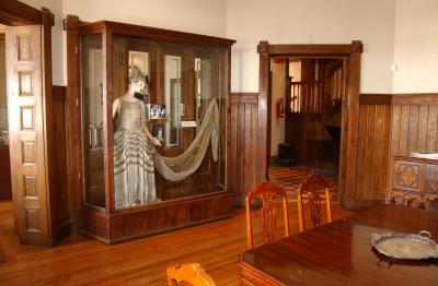 Su casa al parecer fue construida entre
los años 1904 y 1905, constaba
de 17 piezas y un sótano; un déposito
de agua construido de piedra, una
casa anexa al chalet compuesta de
tres piezas de ladrillo y una bodega.