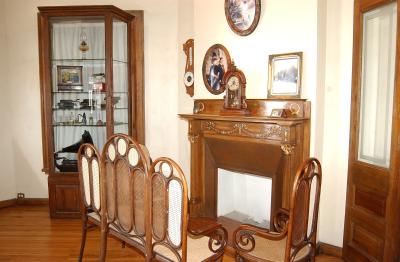 Elaborada en cantera
de Durango , en su interior se nota
el buen gusto que tenían sus fundadores,
ya que todos sus muebles y
objetos de decoración que se encontraban
en dicho lugar fueron muy
bien pensados.