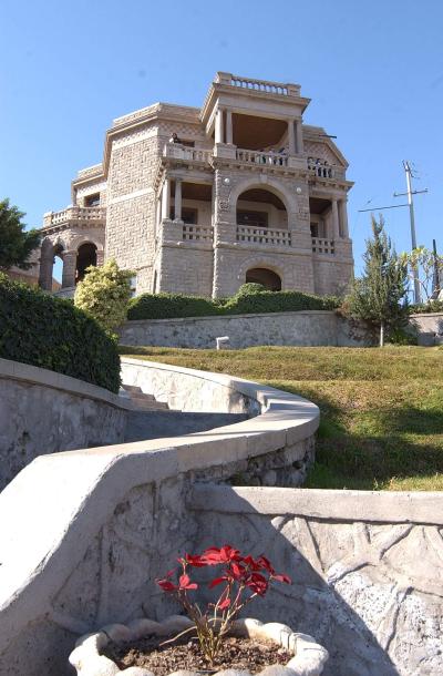 La Casa del Cerro es cubierta
por bellos atardeceres laguneros y
fue construida tomando en cuenta
los vientos dominantes y la posición
del sol; es un edificio fresco en verano
y tibio en invierno, desde su nacimiento
ha visto nacer y desaparecer
varios lugares, calles, costumbres y
formas de vida, la casa sufrió varias
heridas durante la revolución, después
fue restaurada y ahora se mantiene
con fuerza y vitalidad como un
gran monumento histórico.
