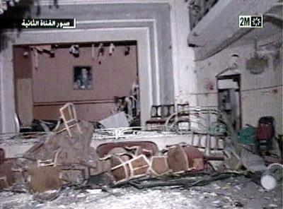 El agente de la policía agregó que tres de las explosiones fueron coches bomba. Los testigos contaron ocho muertos en el hotel.