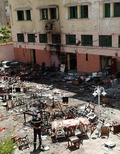 La Oficina de Información Diplomática del gobierno español (OID) indicó que en los sucesos ocurridos en Casablanca, a 100 kilómetros al sur de la capital Rabat, murió un español aún no identificado y tres personas de nacionalidad española resultaron heridas.
