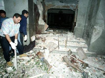 Unos 10 'kamikazes' atacaron con bombas la Casa de España, el Hotel Sarif, un cementerio judío, el círculo israelí de la ciudad y el Consulado de Bélgica en Casablanca, dejando un saldo de 39 muertos y centenares de lesionados.