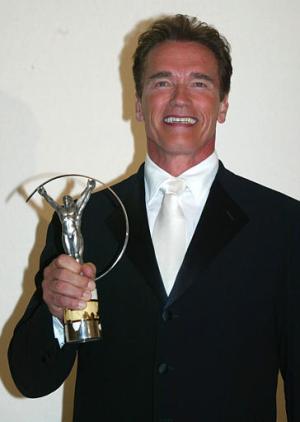 El actor Arnold Schwarzenegger posa  con el premio 'the Laureus Sport for Good Award'.
