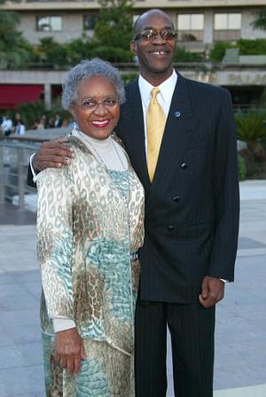 El campeón de atletismo  Edwin Moses en compañía de su madre en la entrega de premios Laureus World Sports.
