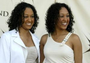 Las gemelas actrices Tia (lzq) y Tamara Mowry a su llegada al show.