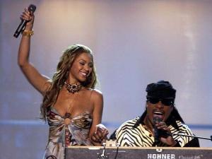 Beyonce, integrante de Destinity's Child cantó acompañada de Stevie Wonder