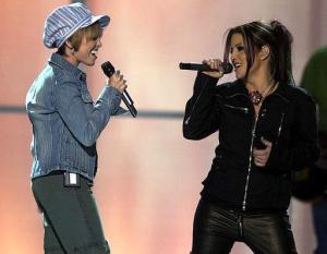 Con un entallado traje negro de piel, Lisa Marie Presley cantó su éxito 'Lights Out', y después hizo dueto con Pat Benatar en el tema 'Heartbreaker'.