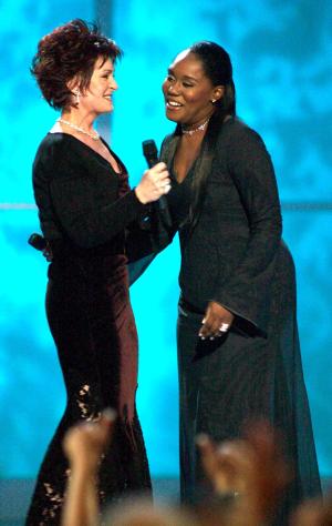 Sharon Osbourne (lzq) felicitó a Tarralyn Ramsey de Atlanta, Georgia, luego de anunciarla como la ganadora de 'Nacida para Diva'