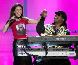 Shania Twain (lzq) interpretó junto con Stevie Wonder la canción 'Superstition'