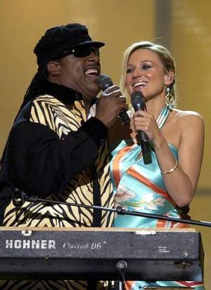 Stevie Wonder hizo dúo con Jewel en el
concierto organizado por el canal VH1, a beneficio de la Fundación 'Salva la Música'