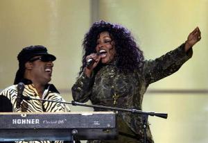 Stevie Wonder, (izq) y Chaka Kahn impresionaron al público.
El evento, fue conducido por la nominada al Oscar, Queen Latifah.