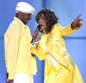 El VH1 Divas Duets se apoderó de Las Vegas una vez más al ofrecer un concierto de ritmos, talento y belleza la en el Grand Garden Arena del hotel MGM de las Vegas.
Whitney Houston interpretó con su esposo Bobby Brown 'Something In Common/My Love' vestidos con los mismos colores  amarillo y blanco.