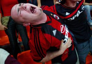 Los aficionados milanistas se prepararon para una noche de fiesta tras el sufrido encuentro en el que finalmente la escuadra propiedad del primer ministro, Silvio Berlusconi, se coronó campeona de la Liga de Campeones, en la primera final disputada entre dos equipos italianos. 

En la capital lombarda las caravanas iniciaron en el estadio Meazza, donde había una maxipantalla, y en la zona del centro histórico, para después extenderse a toda la ciudad.