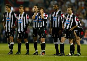 En el primer y segundo tiempos extra el cansancio en ambos equipos era evidente, los jugadores ya no corrían al mismo ritmo y el Milán, con un hombre menos, debido a la lesión de Serginho, replegó sus líneas dejando la iniciativa a los “bianconeros”, pero nunca llegó el tan ansiado gol y el campeón se tuvo que definir en penales.