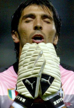 Los últimos minutos de la segunda parte fueron de constante asedio sobre la meta de Buffon, sin embargo, ni Schevchenko, ni Inzaghi fueron capaces de superar la defensa y al portero milanista, situación que obligó a jugarse la prórroga.