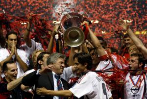 El control del partido lo tenía el conjunto “rossonero”, con un futbol más vertical e incisivo que no permitía a la “Vecchia Signora” hacerse del balón, por lo que buscaba en base a pelotazos salir y quitarse la presión.