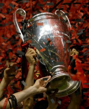Juventus y Milán sabían lo que estaba en juego, por lo que en los jugadores de ambos equipos era evidente la tensión, aunque fue el conjunto milanista el que se asentó mejor en el terreno de juego y se encargó de adueñarse de las acciones.
