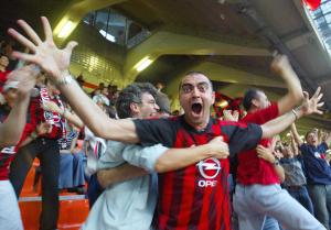 El 'derbi de Italia' (esta vez en Europa), tristemente no tuvo la espectacularidad en el juego que hubiera merecido la que es 'la Fiesta del fútbol' y, además, en un estadio que en su día Bobby Charlton bautizó 'teatro de los sueños'. Pero es que, también, le faltó, como era previsible, la 'salsa' de los goles. Se hicieron desear hasta en la tanda de penaltis