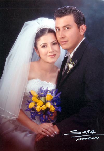 L.A.E. Jorge Alberto Moreno Castro y L.A.E. Bárbara Edith Santos Hernández recibieron la bendición nupcial el 24 de mayo de 2003