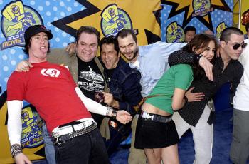 El elenco de 'Jackass, la película' bromeó a su llegada.