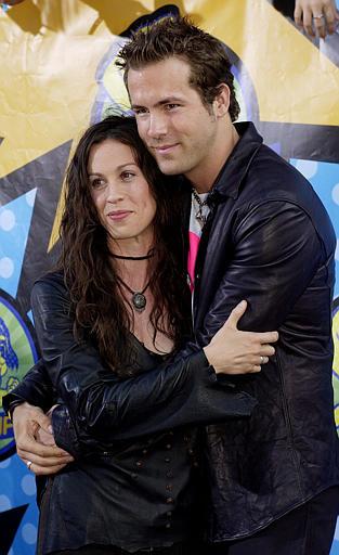 La cantante Alanis Morissette, llegó acompañada del actor Ryan Reynolds.