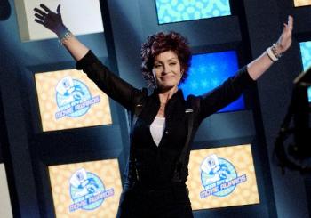 Sharon Osbourne saluda a su público durante el espectáculo.