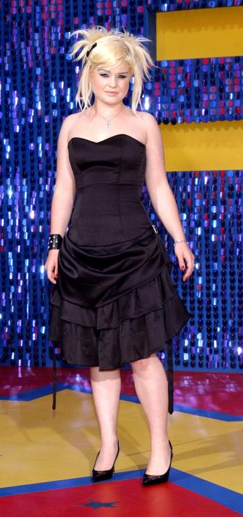 Kelly Osbourne llegó a la ceremonia con un extravagante nuevo 'look'.