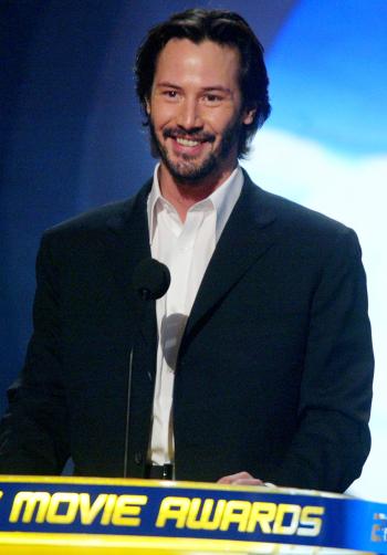 Keanu Reeves participó en la entrega de premios MTV a lo mejor del cine, la cual es parecida a la de los Oscar, con categorías especiales de MTV, como el trofeo a la mejor pelea, que este año correspondió a la batalla del maestro Yoda con Christopher Lee en 'Star Wars: Episode II - Attack of the Clones'.