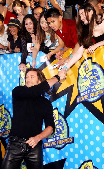Hugh Jackman no perdió oportunidad de saludar a sus fans a su llegada.