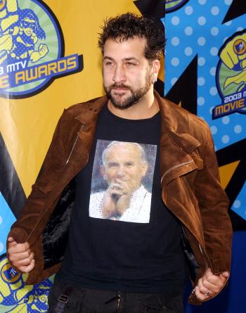 Joey Fatone, integrante del grupo N´Sync llegó con una camisa del Papa Juan Pablo II .