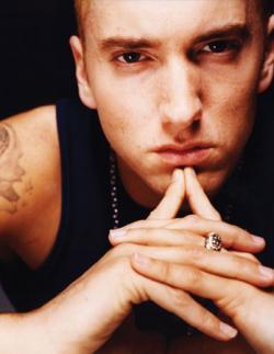 El rapero Eminem fue nombrado el mejor actor y también la actuación debutante de un actor en '8 Mile', un recuento de los días en que trataba de triunfar en los clubes de música hip hop de Detroit.