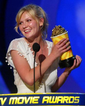 Los ganadores fueron escogidos por un sondeo entre los espectadores de las cadenas MTV y MTV2.
  Entre las películas de superhéroes que ganaron premios estuvo 'El hombre araña', que le valió el premio a la mejor actriz a Kirsten Dunst y a su coestrella Tobey Maguire el honor del mejor beso en la pantalla.