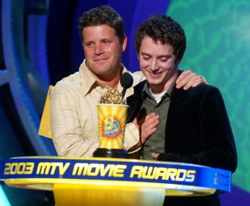 Los superhéroes y los creadores de efectos especiales se disputaron el sábado los premios de cine de la cadena de televisión por cable MTV 2003, acaparando varios de los trofeos principales y el galardón a la mejor película: 'El Señor de los anillos: las dos torres'.
  'Las dos torres', repleta de efectos digitales, el capítulo intermedio de la trilogía de J.R.R. Tolkien sobre una épica batalla entre el bien y el mal, acumuló cuatro premios, más que cualquier otra película.