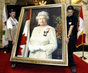 La reina accedió al trono el 6 de febrero de 1952, tras la muerte de su padre el rey Jorge VI, pero la coronación se celebró 16 meses después. Las celebraciones del año pasado por el 50 aniversario de su ascenso al trono, sacaron a millones de británicos a las calles.
