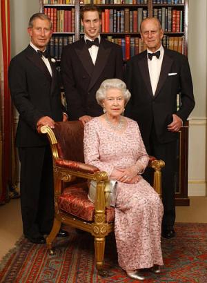La reina Isabel II en compañía de su esposo el príncipe Felipe, su hijo el príncipe Carlos y su nieto el príncipe Guillermo en una de las fotos oficiales.