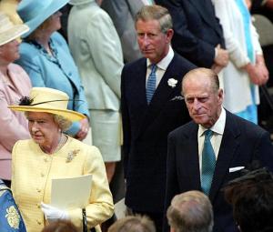 Los escándalos de los últimos años, sobre todo las aventuras amorosas del hijo mayor de la reina, el príncipe Carlos, y su ex mujer la princesa Diana, han desmitificado a la Casa de Windsor.