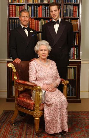 La Reina Isabel, con su hijo mayor el príncipe Carlos y su nieto el príncipe Guillermo, ambos futuros reyes de Inglaterra.