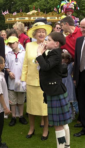 La reina, de 77 años, regresó a la Abadía de Westminster en Londres, donde fue coronada el 2 de junio de 1953, para una ceremonia conmemorativa a la que seguiría una fiesta para niños desfavorecidos en los jardines del Palacio de Buckingham.