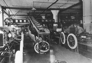 También está prevista la llegada hoy del Tour del Centenario del Modelo T, después de que varios de estos históricos vehículos hayan recorrido unos 4.800 kilómetros (3.000 millas) desde California, cruzando buena parte de EU por caminos y carreteras secundarias.