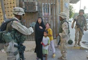 Los militares estadounidenses dicen que La Operación Escorpión del Desierto apunta a ganar los corazones y las mentes de los iraquíes y dar caza a los seguidores de Hussein.