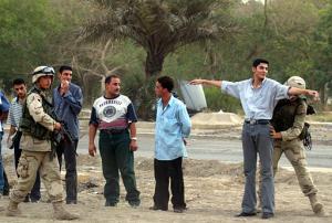 La campaña 'Escorpión del Desierto', desencadenada en la localidad de Faluya, al oeste de Bagdad, y que continúa activa en los alrededores de la capital iraquí, combina el ataque a células de resistencia iraquíes con la entrega de ayuda humanitaria a la población.